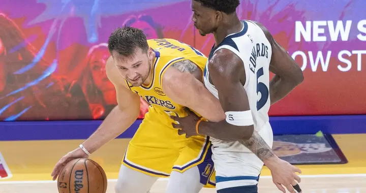 湖人首胜！斯玛特改变战局 艾顿疯狂吃饼 东契奇49+11+8狂刷纪录