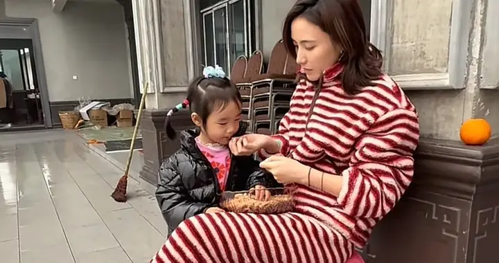 李亚鹏前妻回四川过年，住村里山上大别墅，三层楼院子大到能跑步