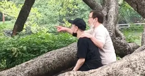 成龙72岁生日，带儿子房祖名惠州游玩，市长亲自陪同，父子感情好