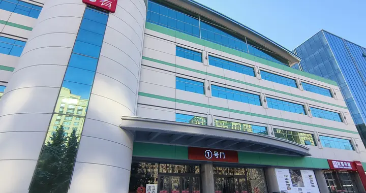 长春有个网红商场“这有山”，新华书店直接开了个“这有书”