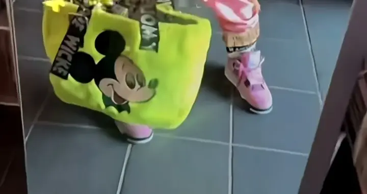 张柏芝带小儿子去迪士尼玩，穿搭时尚，感叹小朋友长大了抱不动了