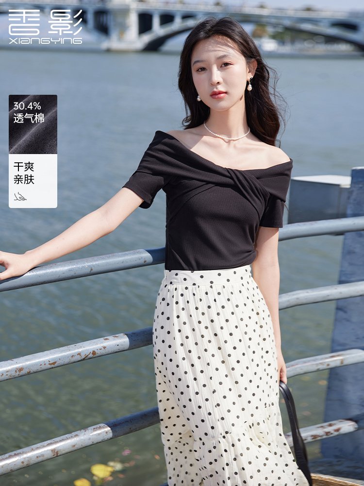香影一字领露肩t恤女黑色