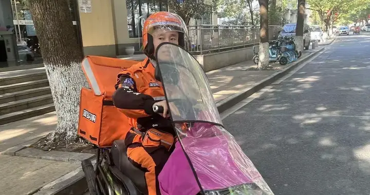 杭州外卖小哥尹忠宇，一次折返，救下了600多户人家。