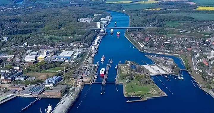 全球最嚣张的国家，美国都不敢招惹？我国每年上缴百亿过路费