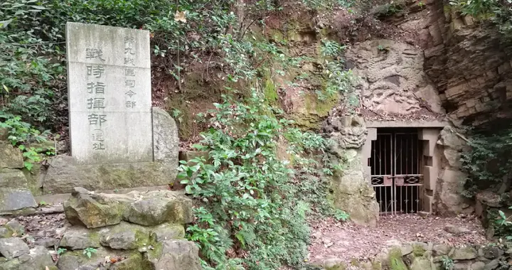 岳麓山上藏着的防空洞，铁门已生锈，很多本地人都没去过