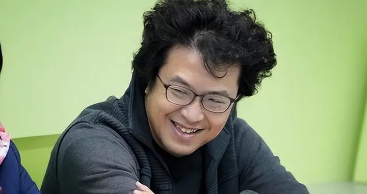 霸凌者从政？沈伯洋“暖男”人设翻车，自曝拿椅子砸人满嘴脏话