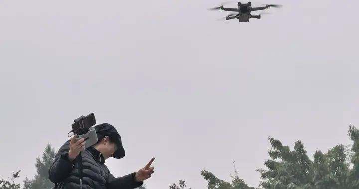 拍摄于四川中江白塔寺，看见美女玩无人机，后面跟着一只狗狗