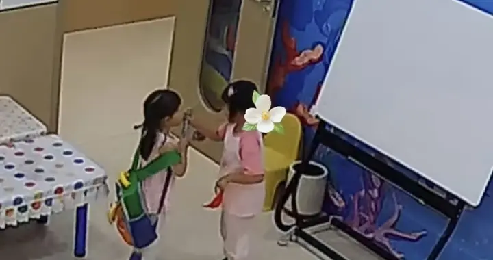 孩子被花露水喷眼，监控拍下惊心 10 秒：别骂娃坏，这锅该谁背？