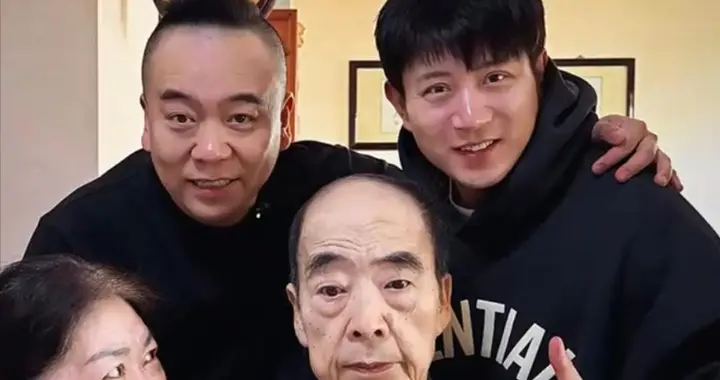 77岁相声名家：晚年低调隐居天津，瘦到脱相，拄拐出行惹人心疼