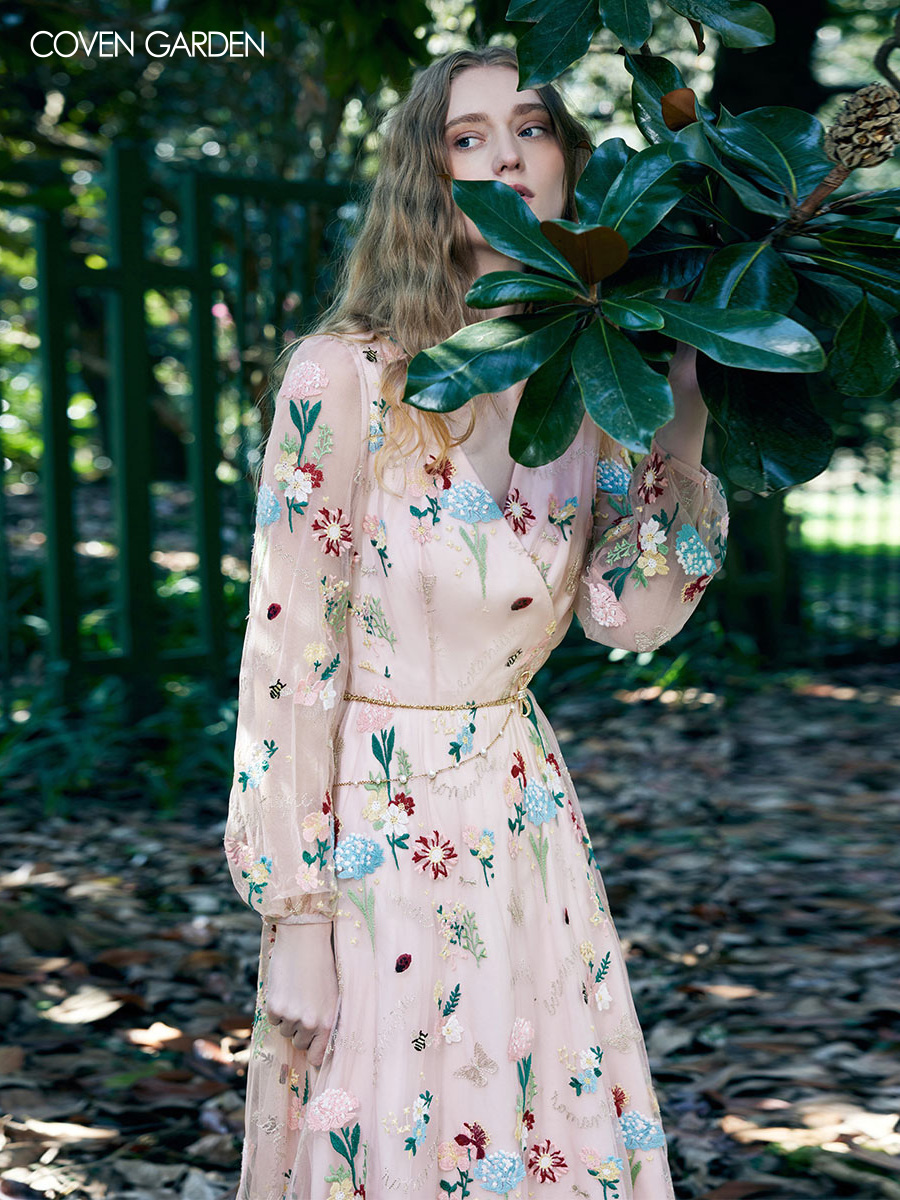 哥文花园秋季新款碎花刺绣网纱连衣裙女神范