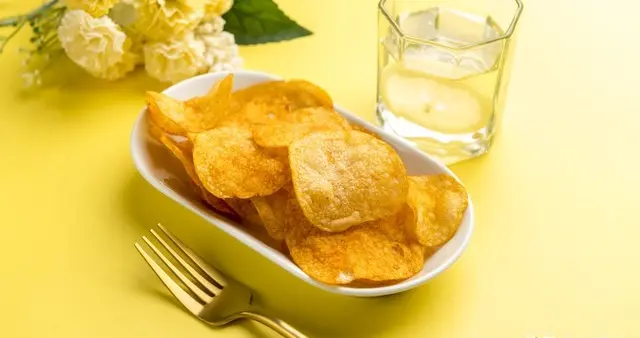 零食袋里的无声故事
