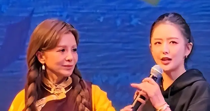 42岁佟丽娅和52岁朱迅同框，一个脸肿一个寡相，皮相骨相差别明显