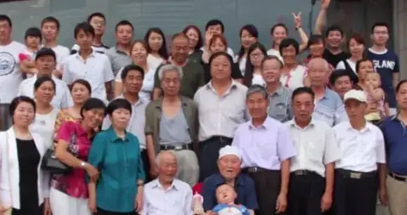连续4年除夕祠堂合影！60余人五代同堂，年龄差超90岁
