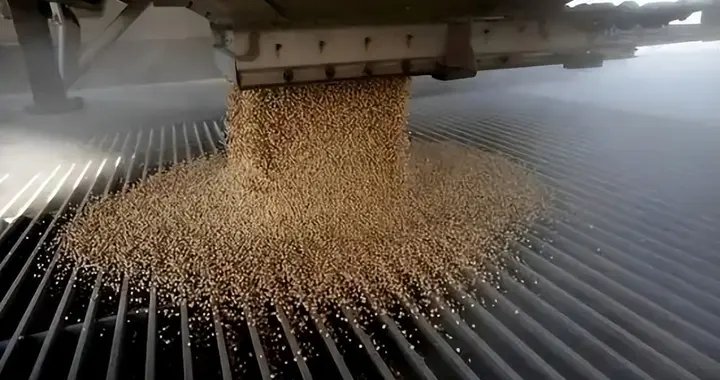 给高市的电话中，特朗普画了两道高压线，第一条是不要激怒中国