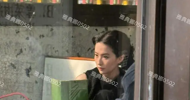 刘亦菲从不营销美貌，颜值身材居然这么能打，现场生图比杂志封面还惊艳