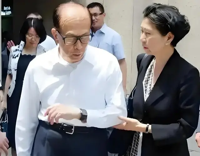 商界传奇也会误判巨擘李嘉诚晚年风波映射企业家与抉择的残酷碰撞