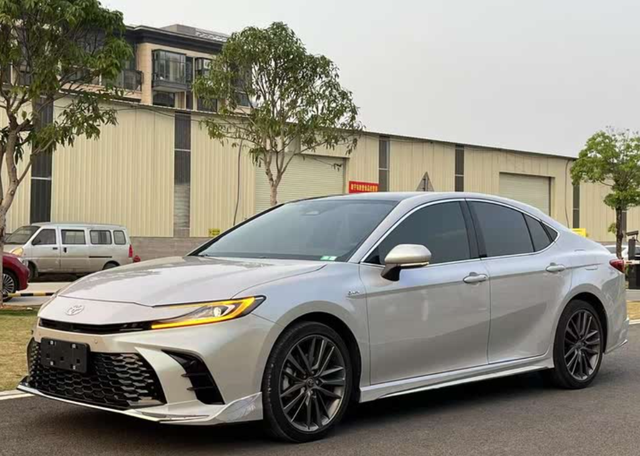 月销量涨到16217台，凯美瑞跌到13.28万，事实证明：降价果然有用