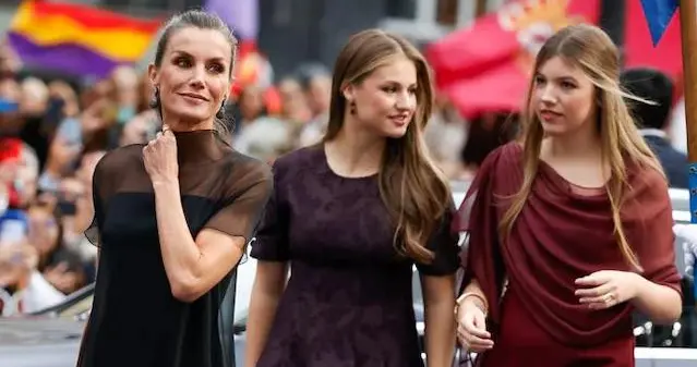 吃瓜西班牙王室年度颁奖礼：不穿抹布已经很厉害了