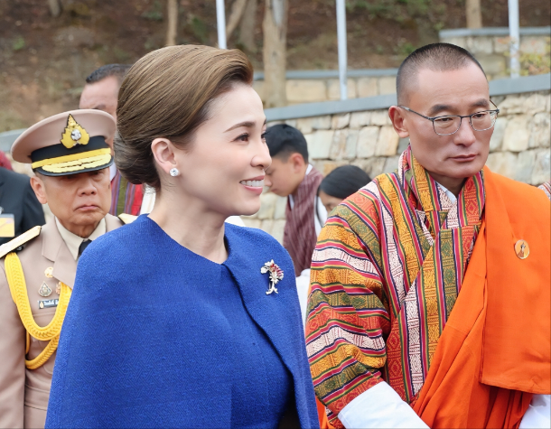 苏提达从不丹启程照曝光，穿斗篷款蓝裙坐驾驶舱，准备起飞好娴熟