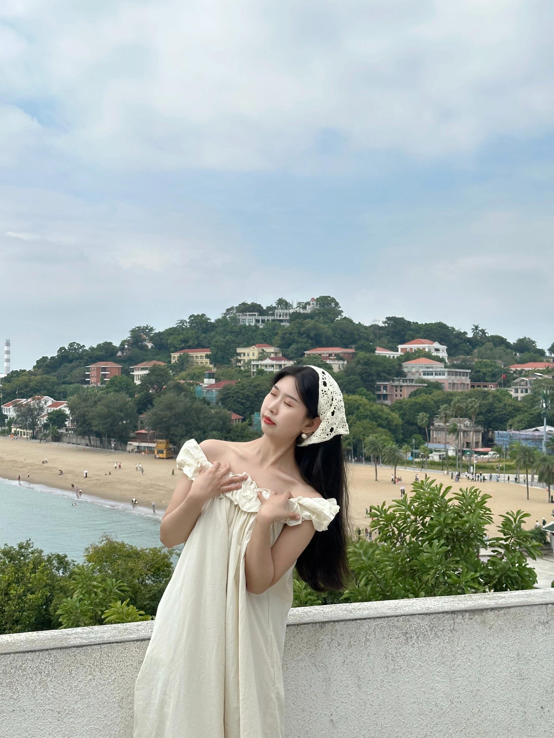 这条吊带裙美到窒息！海边拍照直接被问爆