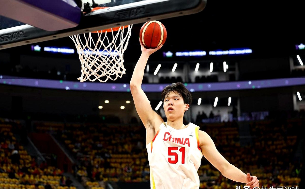 杨瀚森在开拓者训练馆练到深夜，投篮汗水湿透了地板。在NBA这个巨人林立...