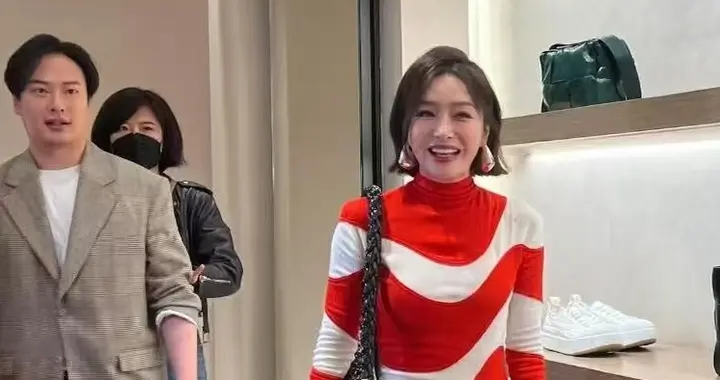 秦岚穿红白相间不规则条纹连衣裙，气质美丽！
