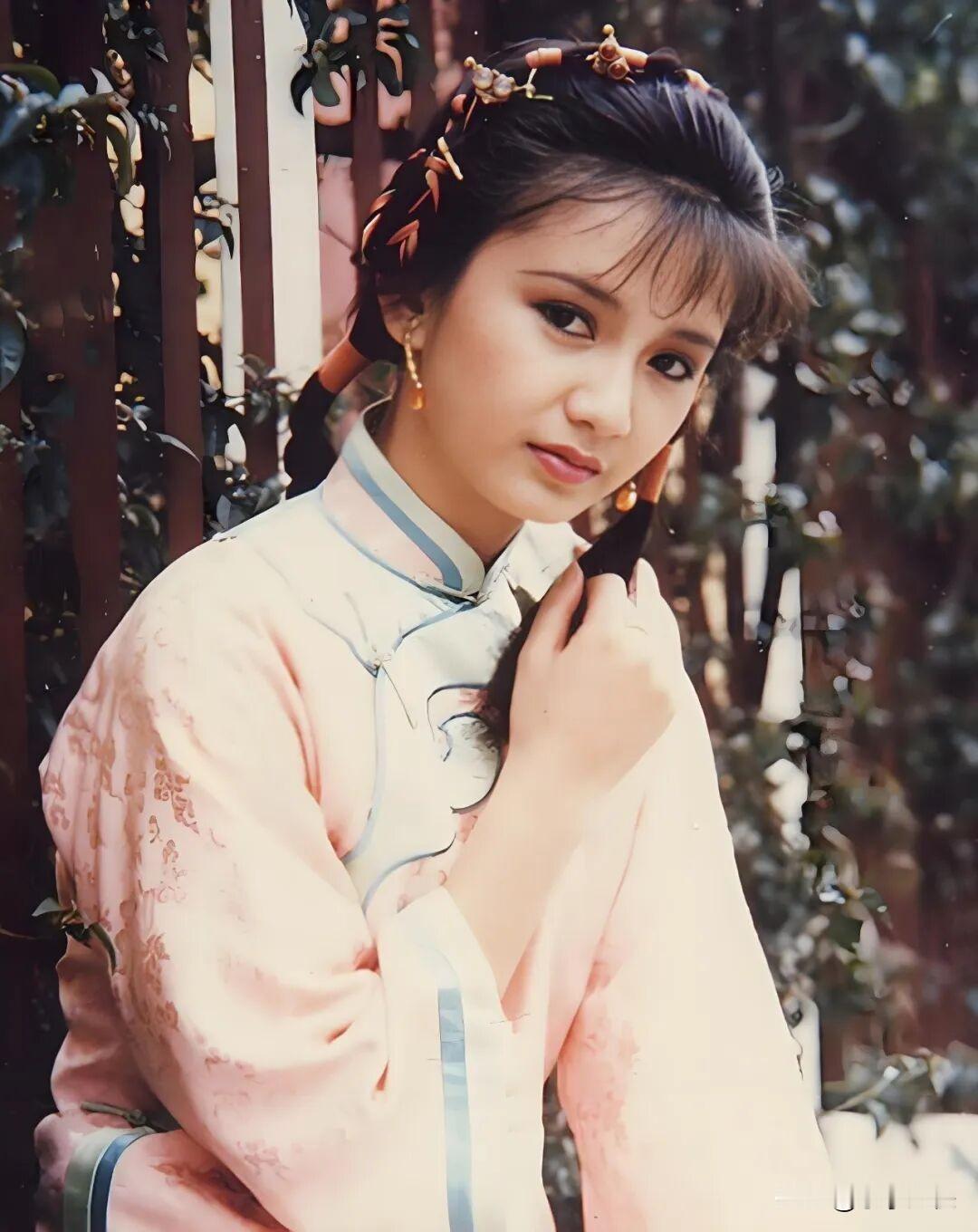 一、曾华倩在香港演艺圈的地位   曾华倩是80年代TVB黄金时期一线当...