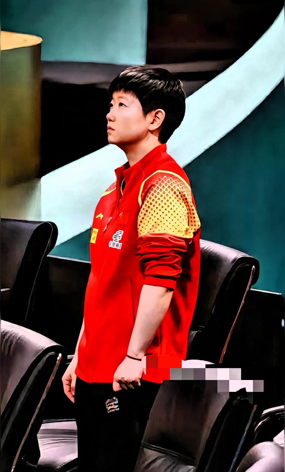 孙颖莎输了！独自收拾行李时，观众齐喊的一句话让人破防  世界第一孙颖莎...