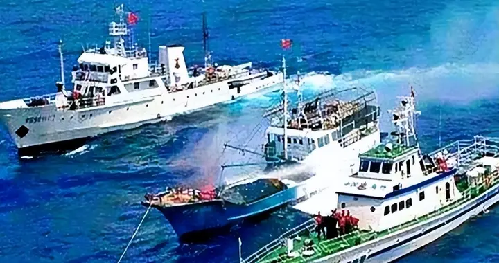 三艘菲艇在南海追渔船，追上之后才发现，对面竟挂着越南国旗？