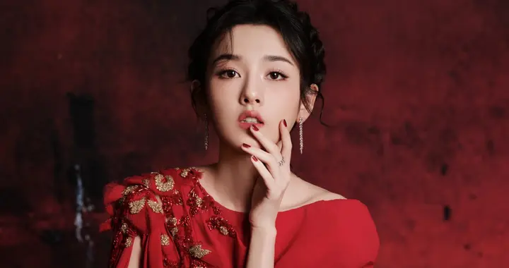 宋祖儿风格大反转，红的艳、粉的柔、黑的飒，美得不重样！
