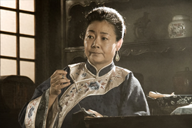 萨日娜：结婚33年只生孩子不做饭，帅气演员丈夫把她宠成宝