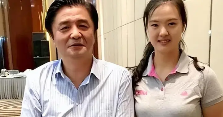 原来他俩已离婚，如今一个在日本孤独终老，一个在上海娶将军之女