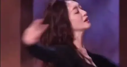 50岁李小冉黑天鹅出圈！从被冷藏到爆红，这一路太敢了