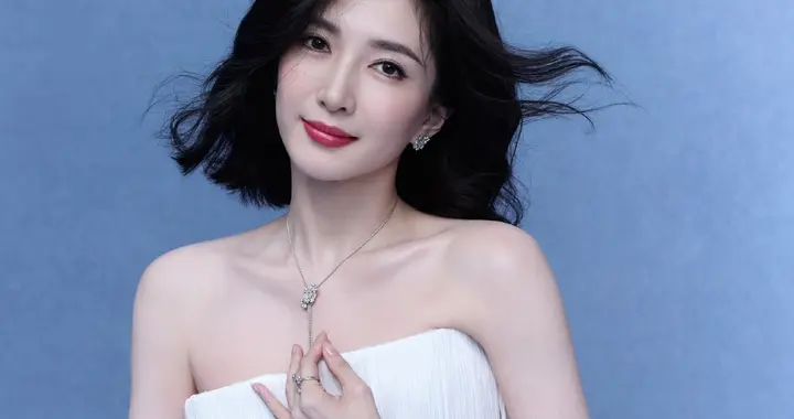 江疏影短发白色流苏长裙，优雅高级