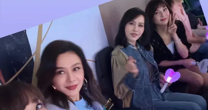 关之琳顾纪筠看演出，俩富婆一身休闲难掩贵气，李嘉欣也在坐前排