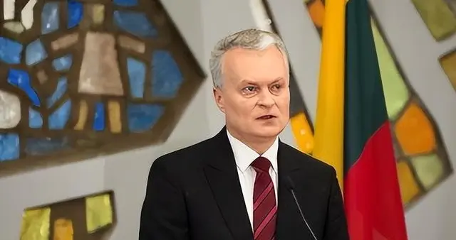 经济崩了，盟友全跑了，和中国决裂的欧洲小国，现在想找中国填坑