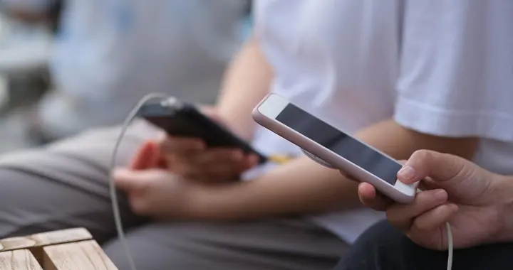 出门自带充电宝，是这届成年人对抗“资本收割”最后的倔强