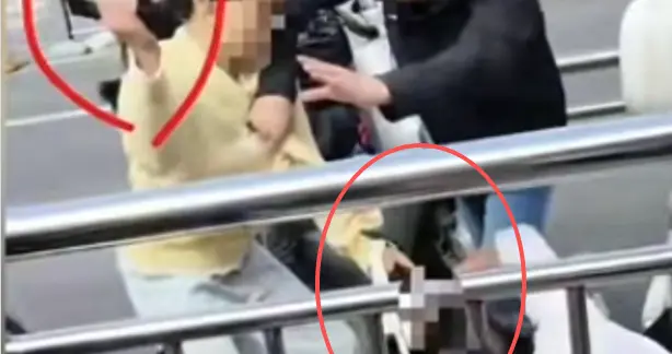太狂！宝妈校门口打架，U型锁致对方头部受伤，满身血却一脸淡定