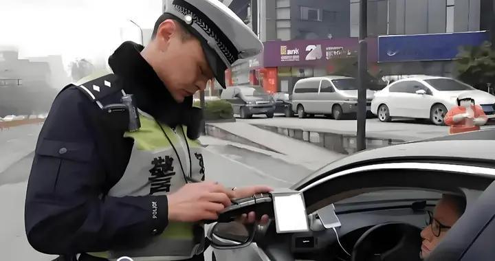 交警紧急提醒！爱车后备箱这3样东西千万别放，违者罚款又危险