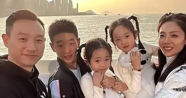 一家六口挤四十平港屋，杨威两口子缩一米二小床，杨阳洋打工自赚生活费