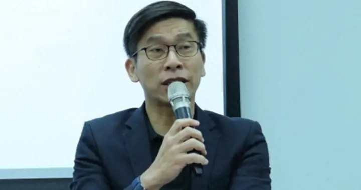 特朗普抛出震撼弹，台当局跟风禁运大陆芯片，王毅直接与美通电话
