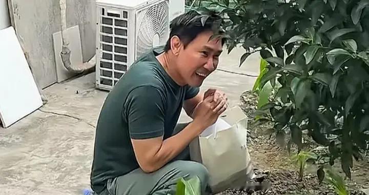 新加坡童年男神远赴浙江农村，携礼物探望粉丝，激动相拥声音哽咽