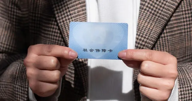 职工医保贵，居民医保低？月薪3000的救命算盘这样打