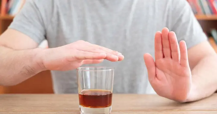 医生坦言:男性若是长期不饮酒，用不了多久，身体会出现5大变化