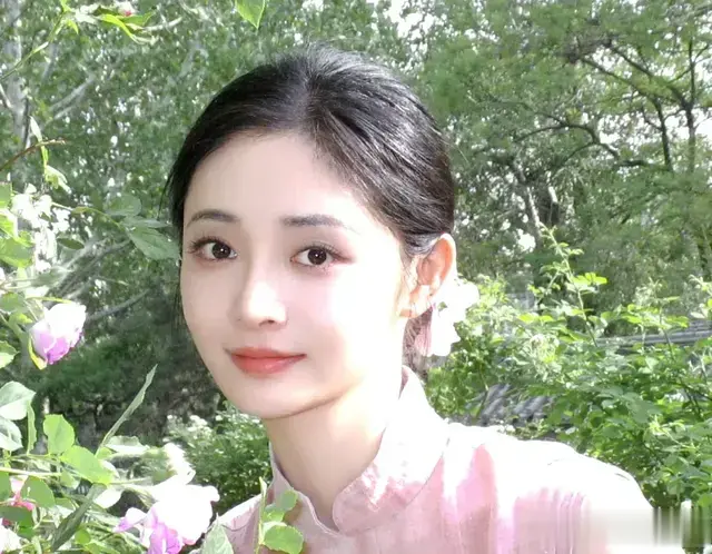 周洁琼一袭粉色无袖旗袍，完美展现东方女性的温婉与典雅