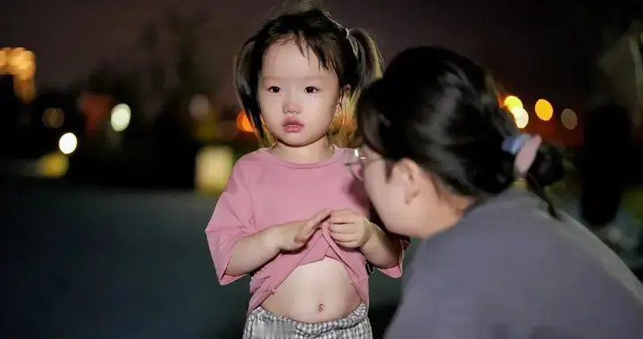 小女孩反复拽美女衣角，一幕破防全网