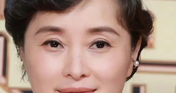 54岁吴越出席活动真实的细纹白发和优雅气质并存 饰演朱枫烈士获奖