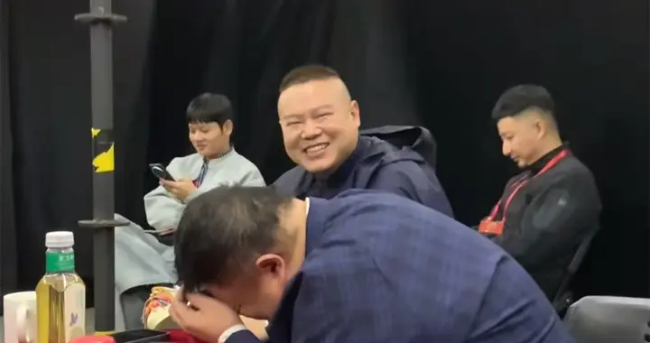 岳云鹏南京商演，大鹏打卡后台，仅有桌椅、电视，布置很简单