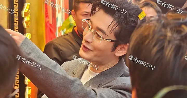 黄晓明本人个子并不矮，但他头发眉毛不知是种的还是纹的都有点假