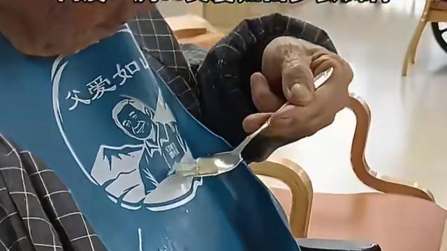 裕胜-131：父爱如山印在围兜上，老人却